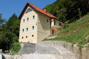 Property for sale Dolenja Trebusa boerderij te koop - Real Estate Slovenia - www.slovenievastgoed.nl