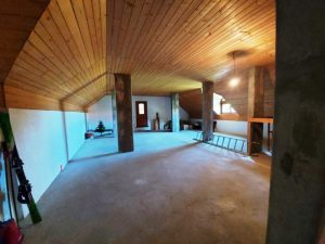Landhuis te koop met stallen Zadlog Real Estate Slovenia - www.slovenievastgoed.nl