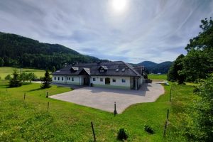 Landhuis te koop met stallen Zadlog Real Estate Slovenia - www.slovenievastgoed.nl